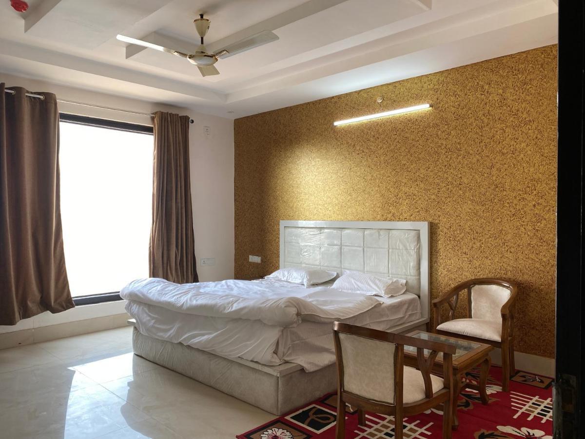 Hôtel S.R Plaza à Khurja Extérieur photo