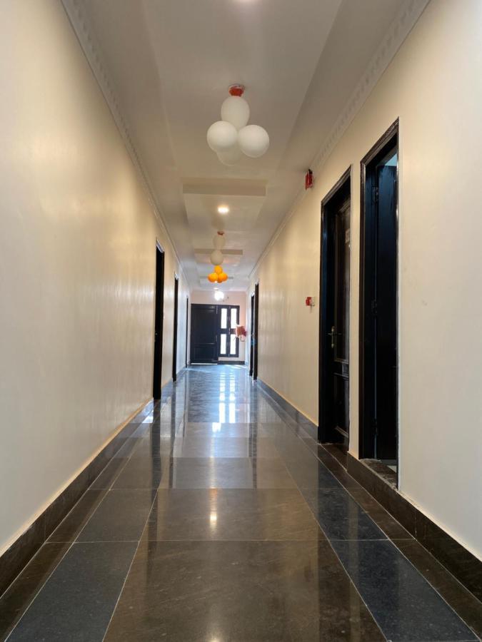 Hôtel S.R Plaza à Khurja Extérieur photo