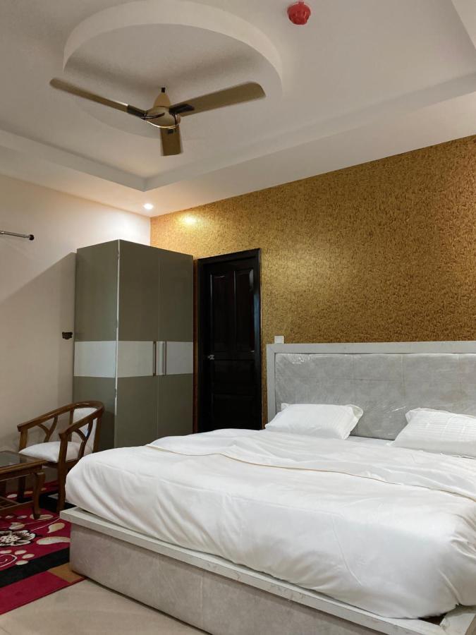 Hôtel S.R Plaza à Khurja Extérieur photo