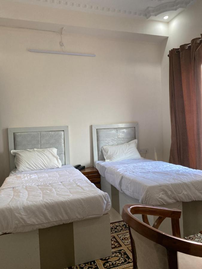 Hôtel S.R Plaza à Khurja Extérieur photo