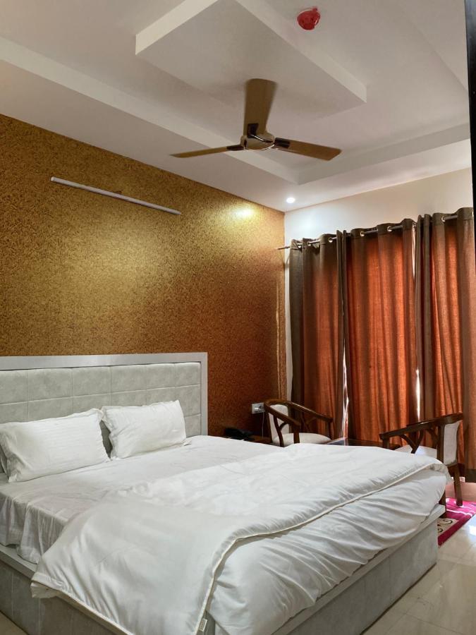 Hôtel S.R Plaza à Khurja Extérieur photo